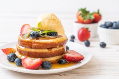 yaban mersini, çilek, bal ve vanilya buz-cr ile gözleme