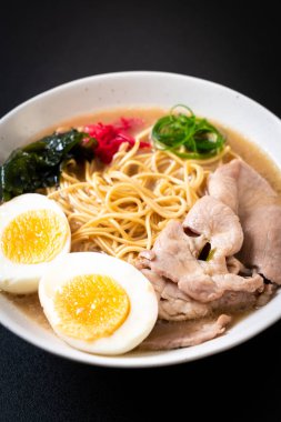 domuz eti ve yumurta ile TONKOTSU ramen erişte