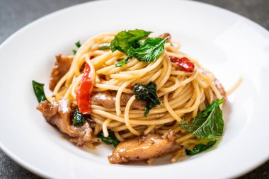 tavuk ve fesleğen ile karıştırın-kızarmış spagetti