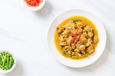 köri tozu ile kızartılmış Yengeç