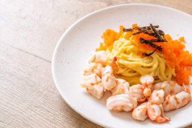 karidesler ve karides yumurtası ile spagetti kremsi