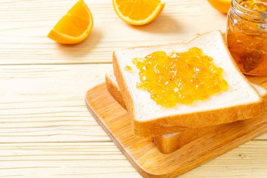 Portakal reçelli ekmek dilimleri 