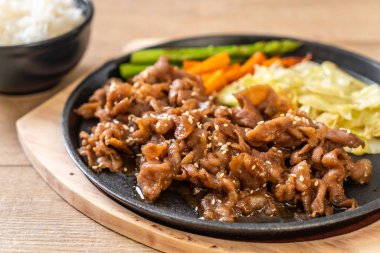 sıcak plaka üzerinde domuz biftek dilimlenmiş 