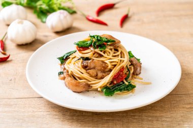 tavuk ve fesleğen ile karıştırın-kızarmış spagetti