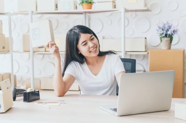 Laptop ve Pho internet kullanırken Asya kadın zevk kendini