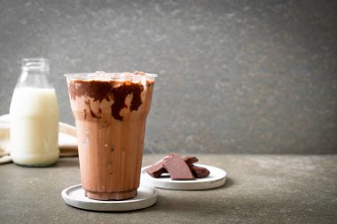 Buzlu çikolata milkshake içecek