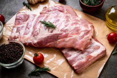 Taze çiğ domuz kaburgası. 