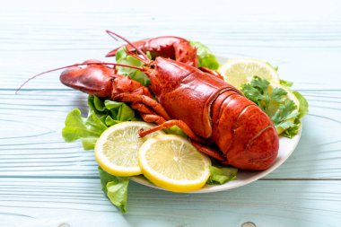 haşlanmış ıstakoz sebze ve limon ile