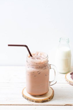 Buzlu çikolata milkshake içecek