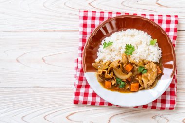 Japon köri pirinç dilimlenmiş domuz eti, havuç ve soğan ile