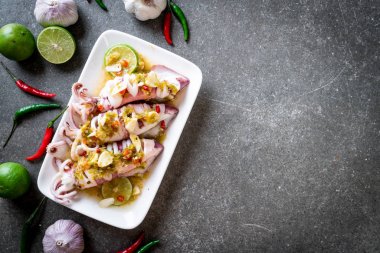 Baharatlı Chili ve limon sosu ile buharda squids
