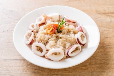 Kalamarlar veya ahtapot risotto