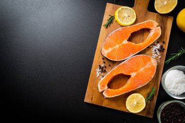 taze çiğ somon fileto biftek