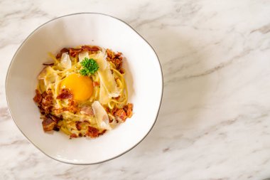 yumurta ve peynir ile Carbonara spagetti