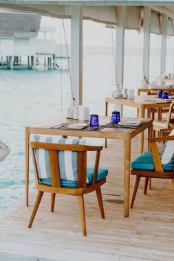 restoranda güzel boş masa ve sandalye dekorasyonu