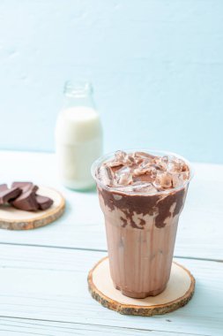 Buzlu çikolata milkshake içecek