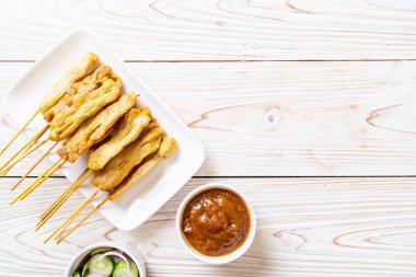 Domuz Satay-ızgara domuz fıstığı sosu veya tatlı ile servis ve 