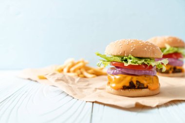 taze lezzetli biftek burger peynir ve patates kızartması