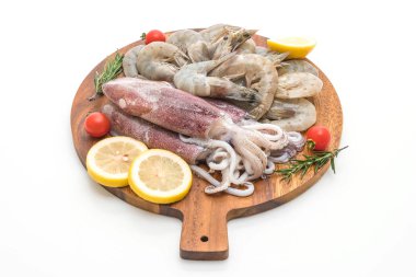 taze deniz ürünleri ham (karides, mürekkep) ahşap tahta üzerinde 