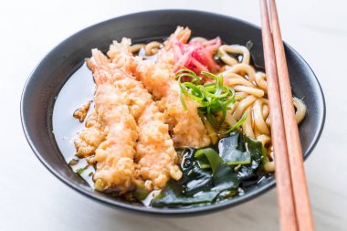 Udon ramen noodle ile karides tempura 