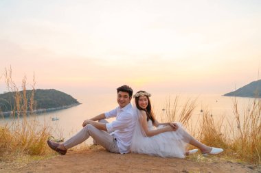 Mutlu genç Asyalı çift aşık iyi vakit geçiriyor 