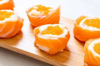 mayonez ve karides yumurta ile taze somon suşi rulo