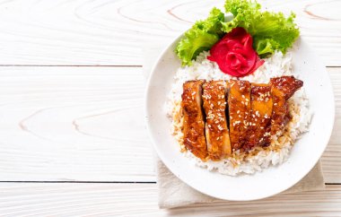 tepesinde pirinç teriyaki soslu ızgara tavuk