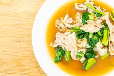  Fried noodle domuz eti ve brokoli ile 