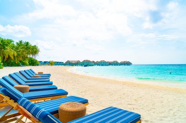 tropikal Maldivler Adası plaj ve deniz ile plaj sandalyesi