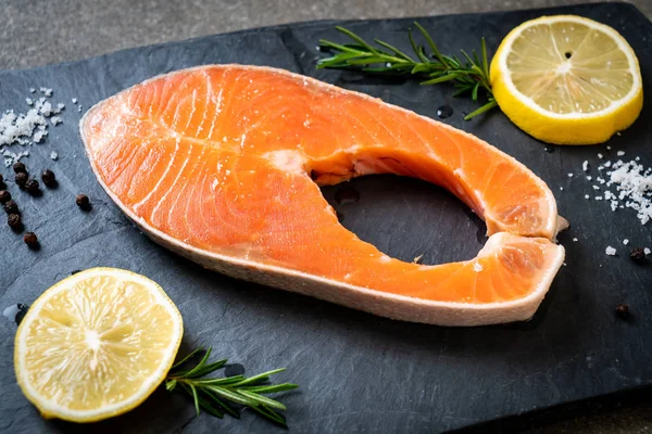 Filetto di salmone crudo fresco bistecca — Foto Stock