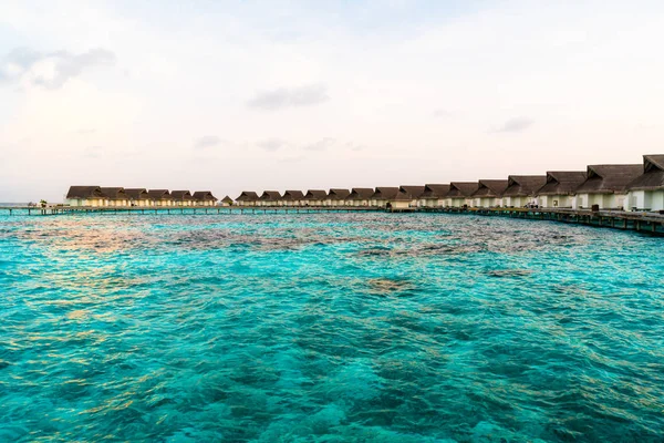 Su bungal ile Maldivler Adası üzerinde güzel tropikal günbatımı — Stok fotoğraf