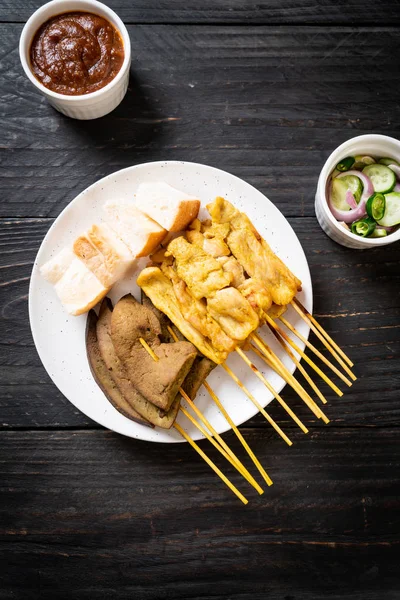 Fläsk satay med din jordnötssås och pickles som är cucumbe — Stockfoto