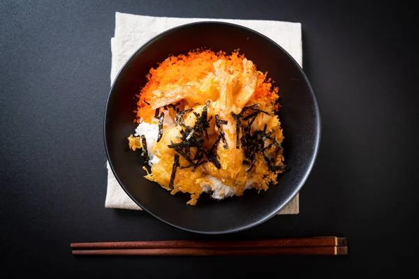 Camarones tempura tazón de arroz con huevo de camarón y algas marinas — Foto de Stock