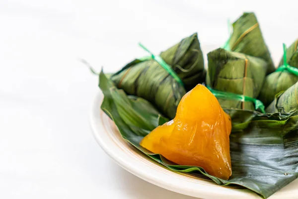 Zongzi nebo tradiční čínské Lepkavé rýžové knedlíky — Stock fotografie