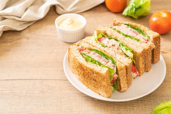 Домашний сэндвич с тунцом — стоковое фото