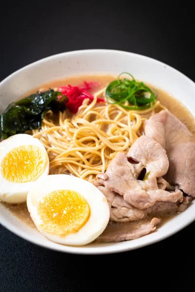 Tonkotsu ramen noodles με χοιρινό κρέας και αυγό — Φωτογραφία Αρχείου