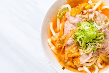 Udon ramen noodle ile domuz eti ve kimchi 