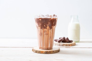 Buzlu çikolata milkshake içecek