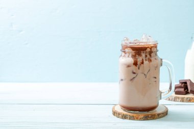 Buzlu çikolata milkshake içecek