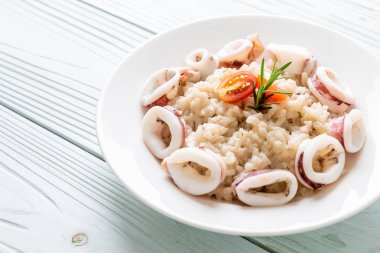 Kalamarlar veya ahtapot risotto