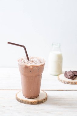 Buzlu çikolata milkshake içecek