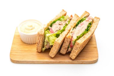 Beyaz arka planda ev yapımı tuna sandviç