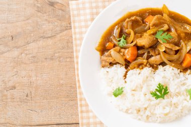 Japon köri pirinç dilimlenmiş domuz eti, havuç ve soğan ile