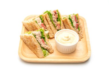 Beyaz arka planda ev yapımı tuna sandviç