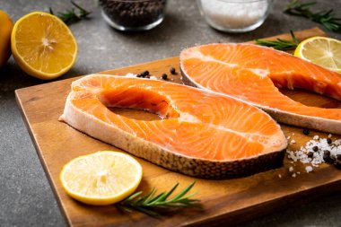 taze çiğ somon fileto biftek