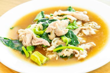  Fried noodle domuz eti ve brokoli ile 