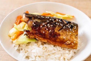 saba balık tepesinde ekmek kapısı üzerinde teriyaki soslu ızgara