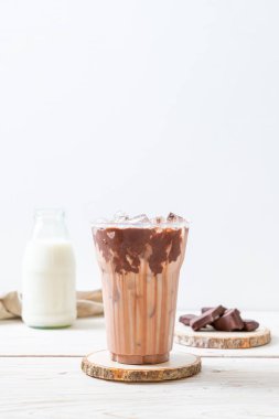 Buzlu çikolata milkshake içecek