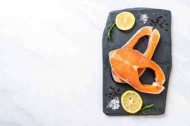 taze çiğ somon fileto biftek