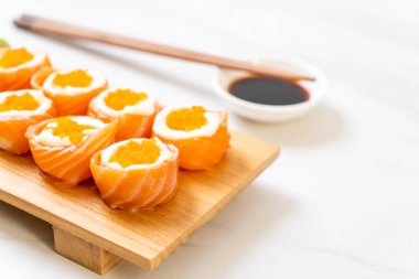 mayonez ve karides yumurta ile taze somon suşi rulo